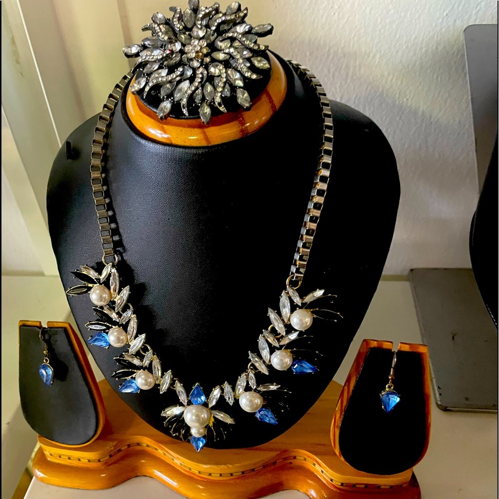 Beautiful and timeless neckpiece with coordinating brooch